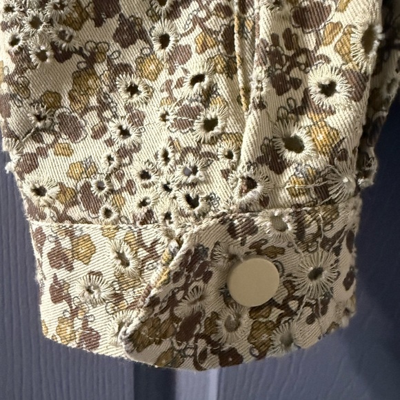 Cropped jacket. Eyelet / denim type material. - Picture 2 of 5